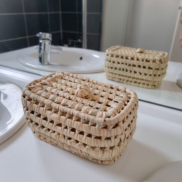 Boîte avec couvercle en feuilles de palmier • panier pour rangement • Ouverture avec bouton en feuilles de palmier • Existe en 2 tailles