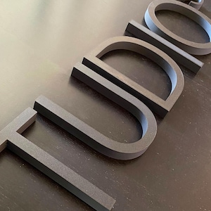 Placas corporativas personalizadas medindo de 10 a 20 cm de altura. Letras 3D para sinalização interna em qualquer fonte e cor. 2 cm de espessura.