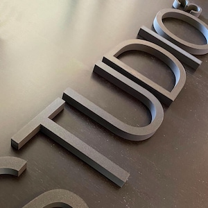 Rótulos corpóreos personalizados de 10 a 20 cm de altura. Letras 3D para señalización interior de cualquier fuente y color. 2 cm de espesor.