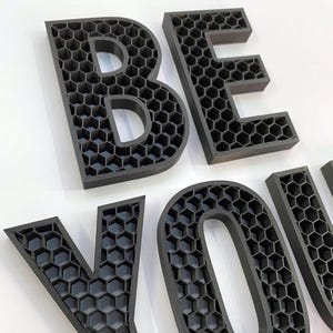 Letras de panal de abeja en varios tamaños. Palabras en 3D personalizadas con letras originales. Letras para hacer cuadros personalizados.