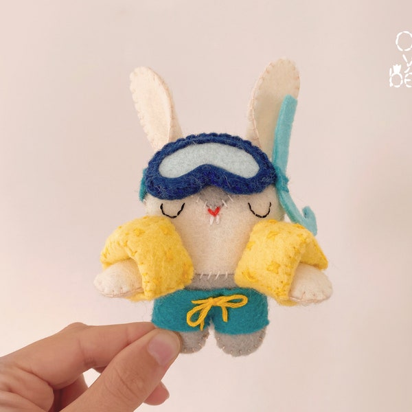 Adorable mini peluche lapin plage unique fait main en feutrine décorative