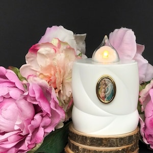 LED Battery Operated Outdoor Flameless Candles Candle Lumada golden with Holly Family