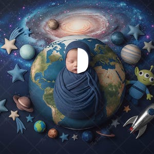 Op de afbeelding: Een pasgeboren baby gewikkeld in een blauwe deken en muts, rustend op een wereldbol. De afbeelding heeft een ruimtethema met planeten, sterren, een raket en een alien-speelgoed. De achtergrond is een melkweg met wervelende kleuren.