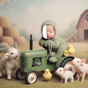 Può includere: Un bambino in un completo e cappuccio di maglia verde riposa su un trattore giocattolo verde, circondato da un agnello, due maialini e tre pulcini gialli. Un fienile rosso e balle di fieno sullo sfondo.