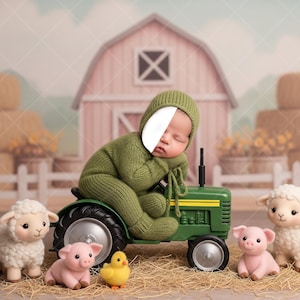Może przedstawiać: Noworodek w zielonym dzianinowym stroju i czepku śpi na zielonym traktorze zabawce. Scena rozgrywa się na farmie z zabawkami zwierząt, w tym jagnięciem, dwoma świniami i żółtą kaczką. W tle stodoła i bele siana.