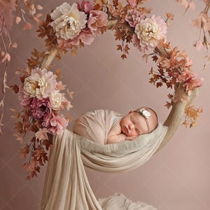 Può includere: Un neonato dorme pacificamente in un'altalena decorativa adornata con fiori e foglie. L'altalena è sospesa a una corda e drappeggiata con un tessuto morbido. La tavolozza dei colori è tenue, con rosa, crema e marrone, creando un'atmosfera serena e delicata.