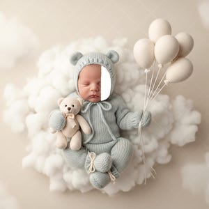 Puede incluir: Un bebé con un conjunto de punto azul claro con gorro y orejas de oso a juego, sosteniendo un osito de peluche y un manojo de globos blancos. El bebé está acostado sobre una superficie similar a una nube, creando una estética suave y soñadora.