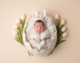 Fondo digital para recién nacidos con diseño de huevo de Pascua, composición de bebé con conejito y huevo, accesorio para fotografía de recién nacidos en primavera.