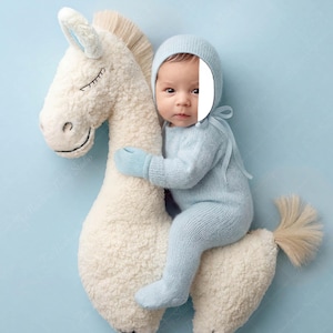Fondo digital para recién nacidos con diseño de caballo, inserción de rostro, composición de bebé niño azul, fondo con accesorios de caballo, archivo PSD de accesorios para fotografía de recién nacidos