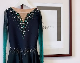 Abito da gara di pattinaggio su ghiaccio nero – fatto a mano su misura con dettagli color smeraldo, abito da pattinaggio artistico personalizzato – abito da gara nero e smeraldo