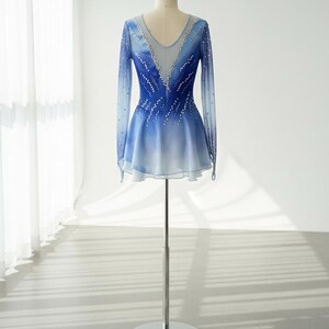 Eiskunstlaufkleid nach Maß - Blau bis Lila Ombre Eiskunstlaufkostüm Bild 2