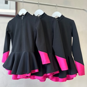 Kunstschaatsoutfit voor meisjes: zwarte ijsjurk met roze thermobroek en hoofdband