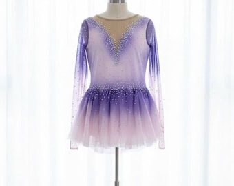 Abito da pattinaggio artistico con strass personalizzato: abbigliamento da performance viola e rosa sfumato
