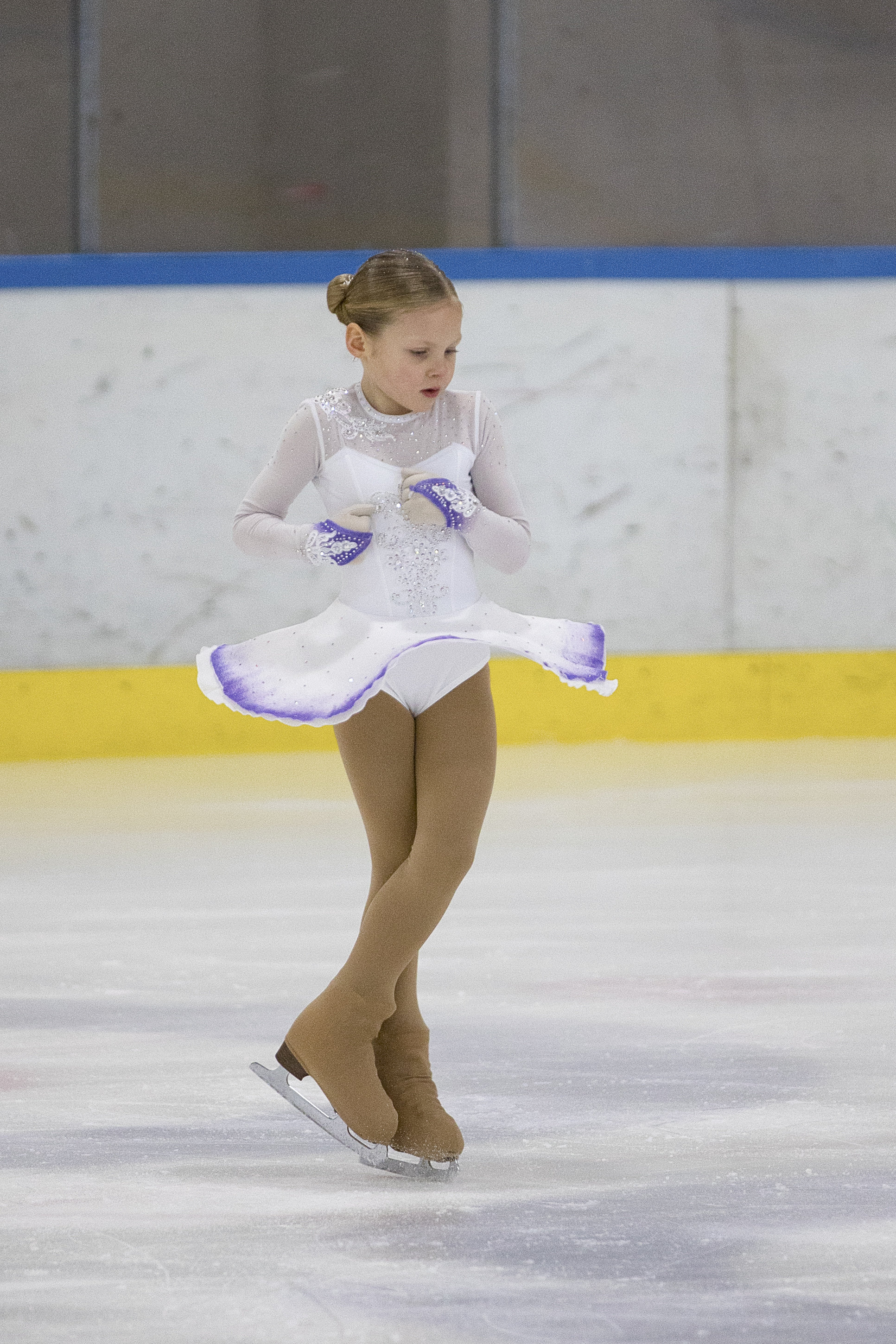 Robe de patinage artistique sur glace pour la compétition, robe blanche  élégante, compétition de tenue de patinage artistique, Fabriqué sur  commande -  France