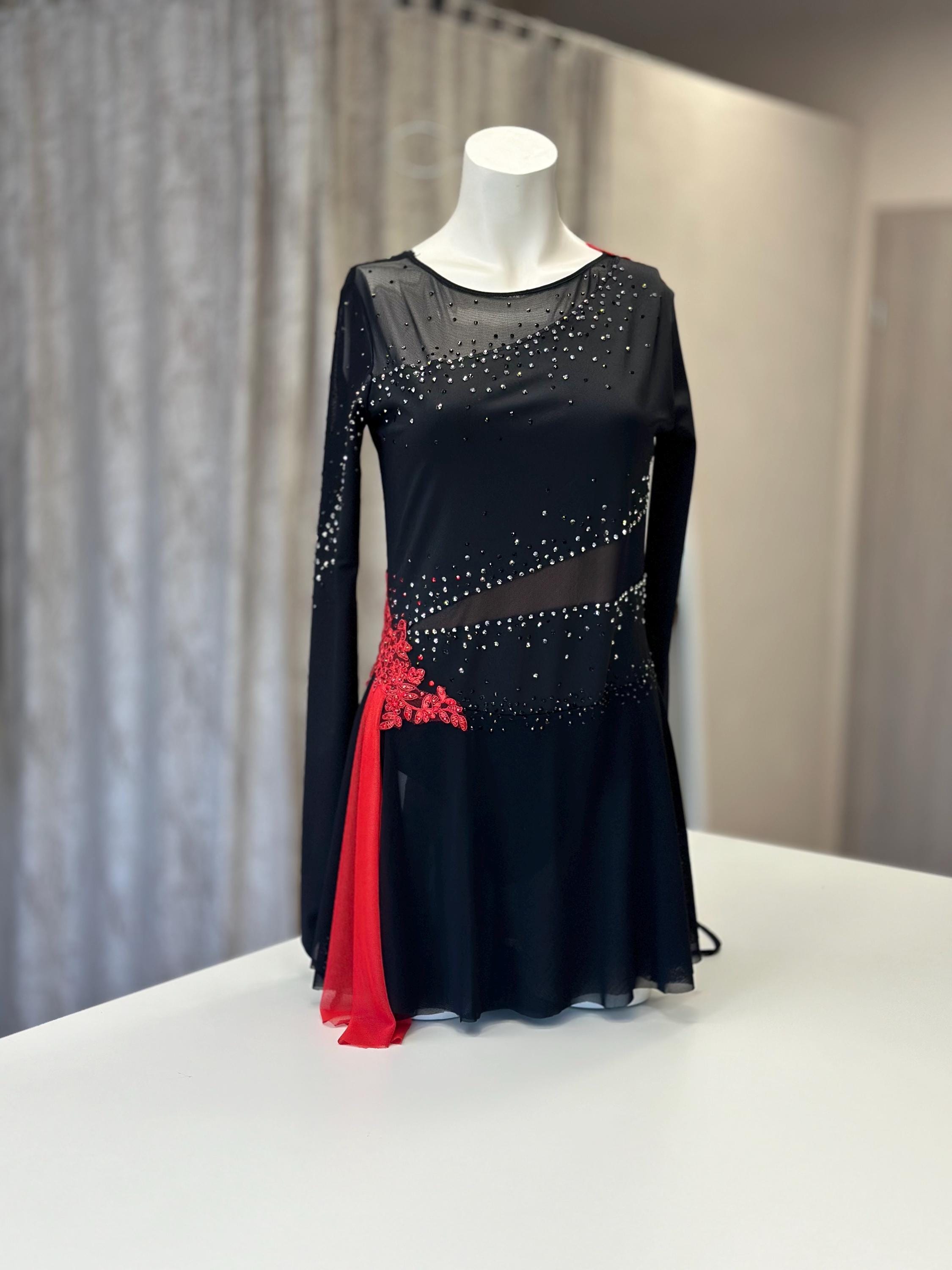 Abito da gara di pattinaggio artistico, abito da pattinaggio su ghiaccio nero e rosso con strass, elegante abito da pattinaggio artistico nero con pizzo rosso.