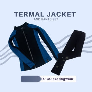 Könnte beinhalten: Eine schwarze und blaue Thermojacke mit Reißverschluss und eine schwarze Hose mit Schneeflocken-Verzierungen. Der Text "A-GO skatingwear" ist im Bild sichtbar.