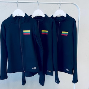Puede incluir: Tres chaquetas de cremallera azul oscuro con la bandera lituana en el pecho izquierdo y el texto "A-GO" en la parte inferior derecha.