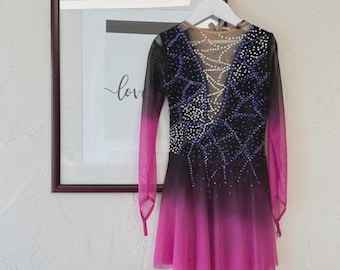 Lila Eiskunstlauf-Wettkampfkleid mit Kristallen - Versandfertiges Eiskostüm