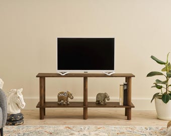 Handgemaakte massief houten tv-standaard, minimalistische mediaconsole met plank