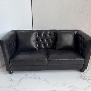 Anpassbare Miniatur-Ledercouch im Maßstab 1: 6 für 12 &quot;Puppen, handgefertigtes Vintage Chesterfield Sofa, Puppenhausmöbel, kapriziöses Sofa