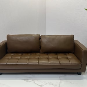 Personalizowany zestaw poduszek na kanapę w miniaturze domku dla lalek w skali 1:6 – ręcznie robiony pikowany skórzany komplet wypoczynkowy w kolorze khaki, mała kanapa z 2 skórzanymi poduszkami