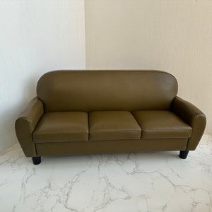 Puppenhaus 1: 4 Grüne dreisitzige Ledercouch, handgefertigtes echtes Ledersofa für 16-18 &quot;(40-45 cm) Puppen, anpassbares Sofageschenk für sie