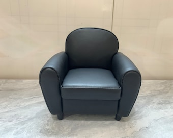 Sofá de piel de oveja negra en miniatura, hecho a mano, a escala 1:6, ideal para casa de muñecas.