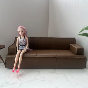 Puppenhaus 1: 4 Khaki Dreisitzer Ledercouch ， Handgefertigtes Echtledersofa für 16-Zoll (40 cm) Puppen ， Anpassbares Sofa