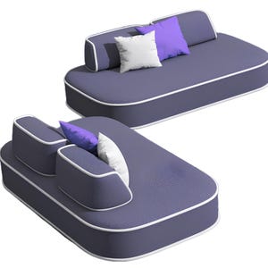 Puede incluir: Dos modernos chaise longues curvados en tela azul claro con ribete blanco. Cada tumbona tiene dos cojines cilíndricos y dos cojines cuadrados en blanco y morado. El diseño es minimalista y contemporáneo.
