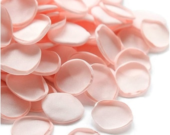 Puede incluir: Un montón de pétalos de rosa de seda rosa claro. Los pétalos son suaves y delicados, perfectos para esparcir sobre una mesa o el suelo para una ocasión romántica.