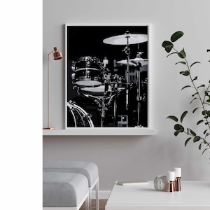 Minimalistisk trummaffisch: Svartvit musikrumskonst (digital nedladdning)