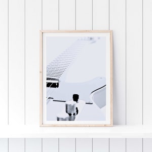 ミニマリストギタープリント：モダンな音楽室の壁アート（デジタルダウンロード）