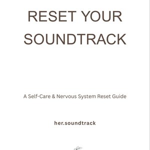 以下が含まれることがあります： RESET YOUR SOUNDTRACKと書かれたダークブラウンの文字がある白い文書。その下にサブタイトルA Self-Care & Nervous System Reset Guideが続きます。さらにその下にはher.soundtrackというテキストと、葉のついた枝の小さな線画が描かれています。