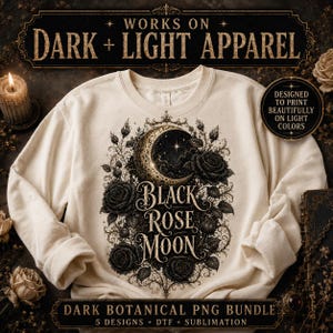 Pode incluir: Uma camisola de gola redonda cor de creme com um gr&aacute;fico central de uma lua crescente rodeada por rosas pretas e filigrana. O texto diz "BLACK ROSE MOON". A imagem inclui o texto "WORKS ON DARK + LIGHT APPAREL", "DESIGNED TO PRINT BEAUTIFULLY ON LIGHT COLORS" e "DARK BOTANICAL PNG BUNDLE 5 DESIGNS DTF SUBLIMATION".
