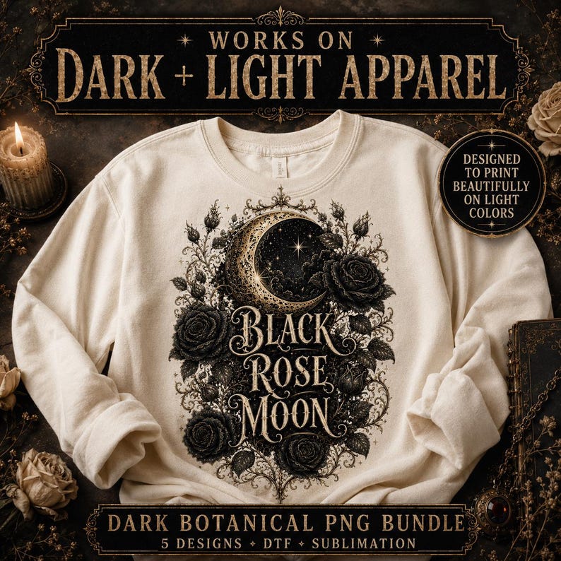 Pode incluir: Uma camisola de gola redonda cor de creme com um gr&aacute;fico central de uma lua crescente rodeada por rosas pretas e filigrana. O texto diz "BLACK ROSE MOON". A imagem inclui o texto "WORKS ON DARK + LIGHT APPAREL", "DESIGNED TO PRINT BEAUTIFULLY ON LIGHT COLORS" e "DARK BOTANICAL PNG BUNDLE 5 DESIGNS DTF SUBLIMATION".