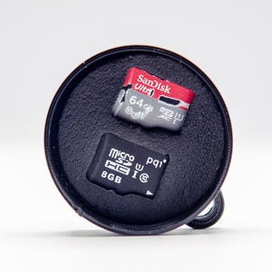 Bouchon d'objectif CampSnap avec insert en mousse EVA - Contient 2 cartes SD de rechange, housse de protection pour appareil photo