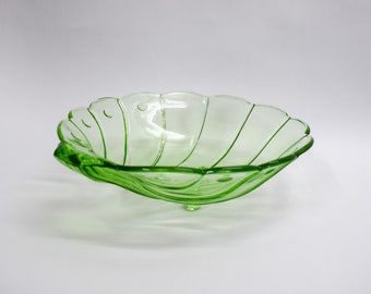 Groen glazen,  mid-century  schaal met schelp ontwerp