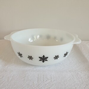 En vintage JAJ Pyrex snöflingegryta tillverkad i England 1960-talet