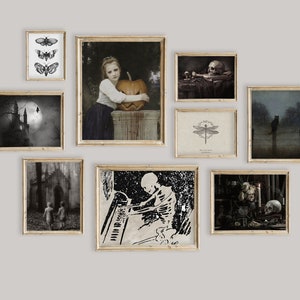 Puede incluir: Una pared de galería con nueve impresiones enmarcadas que presentan varios temas espeluznantes y góticos. Las impresiones incluyen una niña sosteniendo una calabaza, una calavera, una libélula, un gato, un castillo, un esqueleto tocando un piano y dos niños caminando por un bosque.