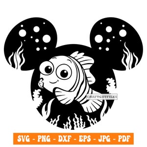 Può includere: Illustrazione a fumetti in bianco e nero di un pesce all'interno di una sagoma di Topolino. Il pesce ha grandi occhi e strisce. Il disegno include alghe e bolle. La parte inferiore dell'immagine ha il testo "SVG - PNG - DXF - EPS - JPG - PDF".