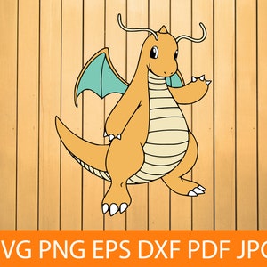 Może przedstawiać: Kreskówkowa ilustracja żółtego i pomarańczowego smoka z niebieskimi skrzydłami. Smok ma przyjazne wyrażenie twarzy i stoi na drewnianym tle.