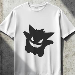 K&ouml;nnte beinhalten: Wei&szlig;es T-Shirt mit einer schwarzen Silhouette von Gengar, einem Pok&eacute;mon vom Typ Geist, mit einem verschmitzten Grinsen.