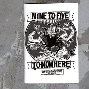 以下が含まれることがあります： 「NINE TO FIVE」と「TO NOWHERE」の文字が入った白黒のジン表紙。イラストは、ノートパソコンと驚いた表情の人々を持つクモのような姿を描いています。ジンは「Short Stories From The Office」というタイトルです。