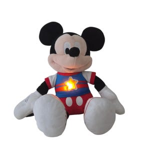 Puede incluir: Un peluche de Mickey Mouse con grandes orejas negras, cara color melocot&oacute;n y guantes blancos. El personaje viste una camiseta azul y roja con una estrella amarilla brillante en el pecho y pantalones cortos rojos con dos botones ovalados blancos.