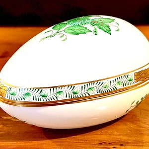 Vintage Herend &#39;Apponyi Vert&#39; Egg Bonbon Box: Hand-Painted Porcelain Decor