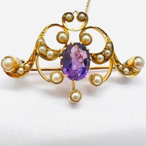 Een antieke goud-, amethist- en zaadparelbroche, Edwardiaanse gouden sieradenspeldbroche, sierlijk en ingewikkeld, gemaakt in Engeland, ongemarkeerd