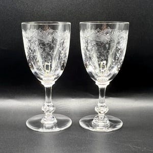 Copas de vino de cristal Saint Louis vintage, patrón floral ornamental grabado CLEO, vajilla de cristal francesa coleccionable, altura 16 cm