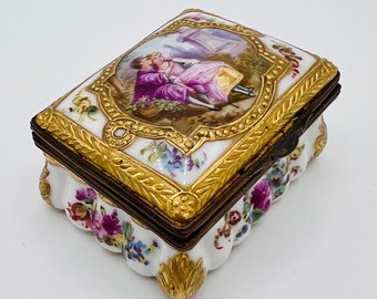 Joyero de porcelana estilo Sèvres: decoración Fragonard antigua dorada