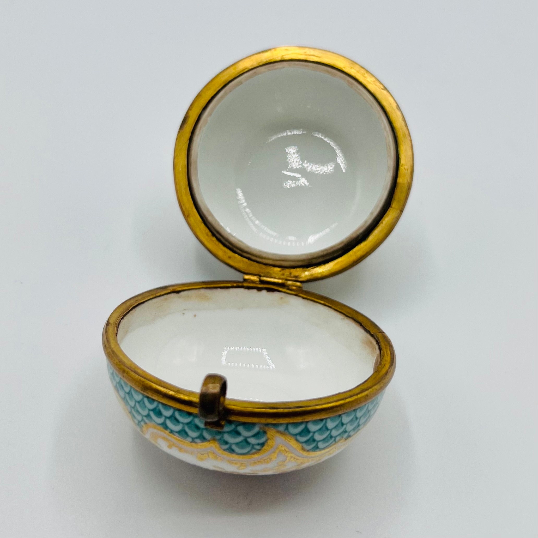 Antique Meissen Porcelain Trinket Box: Handpainted Watteau