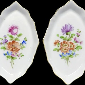 PLATOS DE PORCELANA DRESDEN/ 2 platos de porcelana antiguos / Jaboneras vintage, mantequilla pintada a mano o platos de baratija Firmado c1902